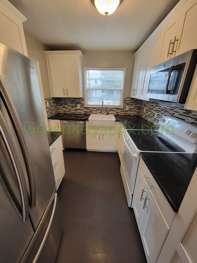 Building Photo - Large 2 Bedroom 1 Bath Unit off Broadway w...
