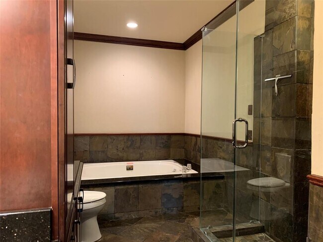 Building Photo - 3018 Holly Hall St
