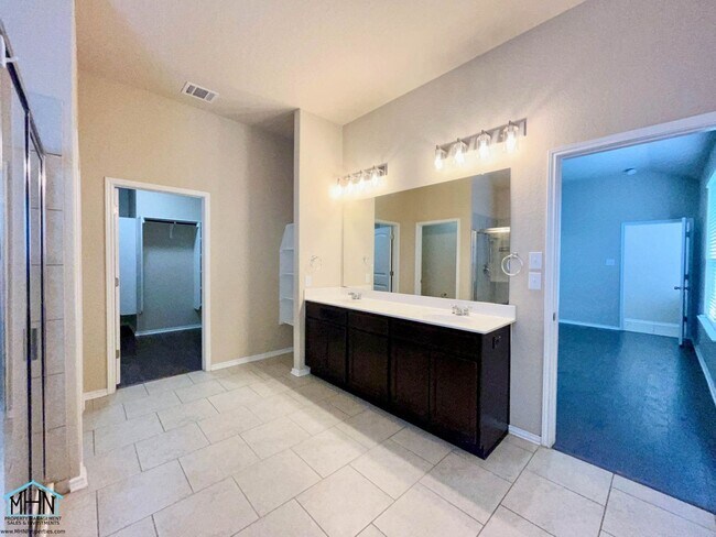 Building Photo - A Stunning 5-Bedroom, 2.5-Bathroom Home in the Heart of San Antonio, Texas!
