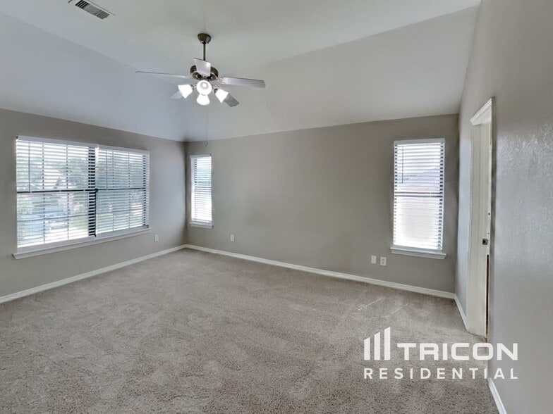 Building Photo - 963 Oak Lynn Dr