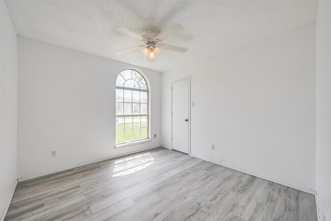 Building Photo - 809 Elbe Dr