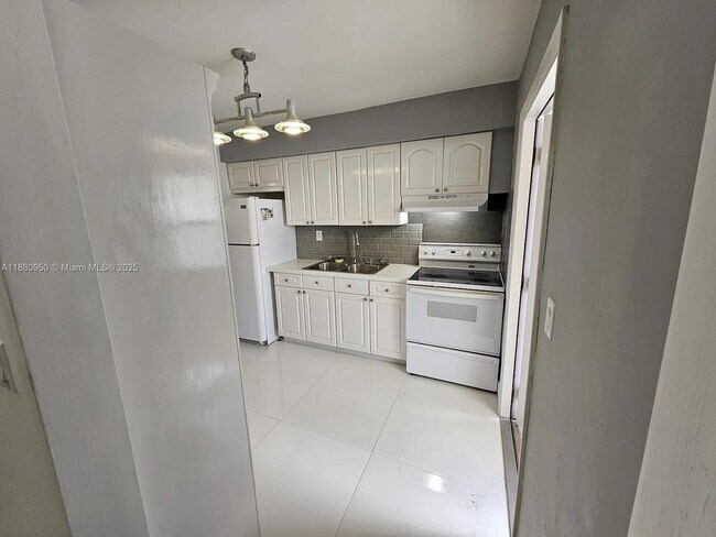 Building Photo - 4920 SW 28th Terrace