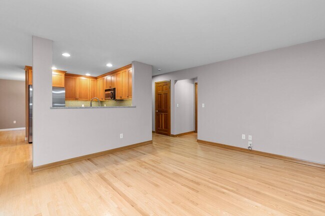 Building Photo - Spacious 4 bed/2.5 bath in Kirkland