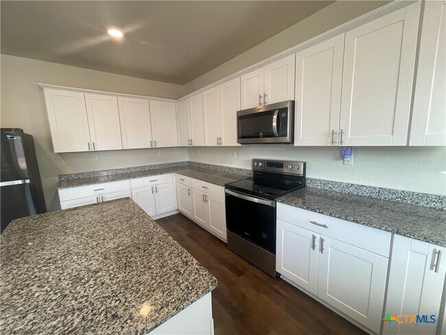 Building Photo - 457 Lynwood Gold