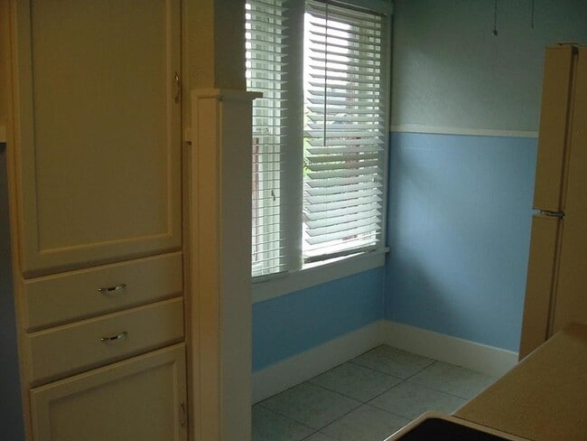 Building Photo - 412 W Polk St