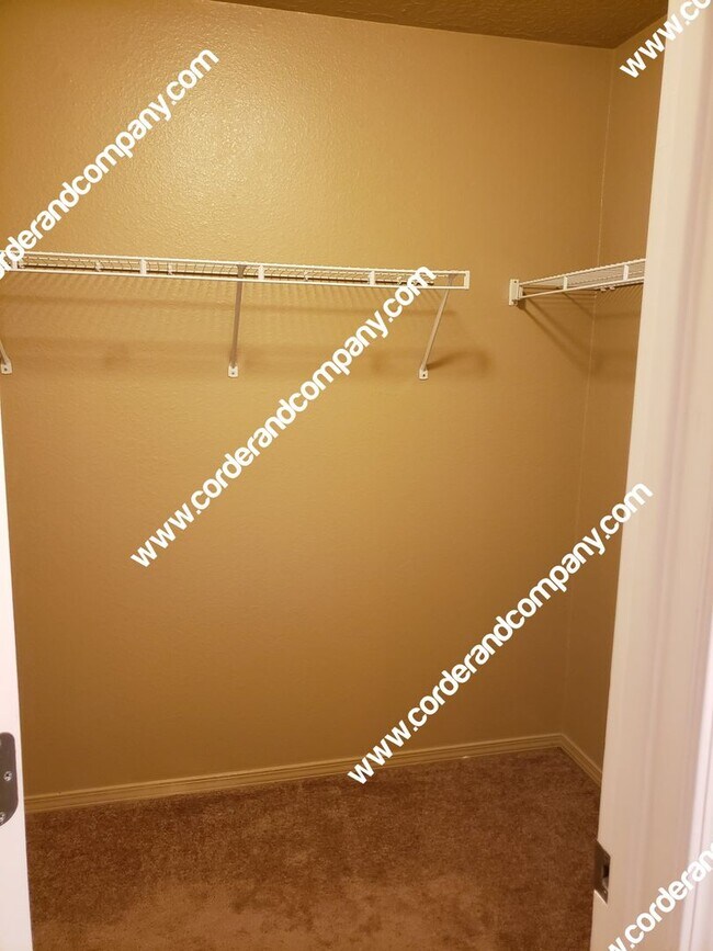 Building Photo - Gorgeous & Large 3 Bedroom, 2.5 Bathroom, ...