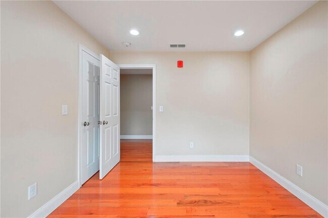 Building Photo - 298 Wickenden St