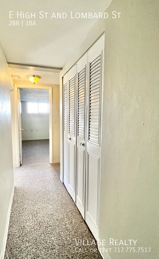 Building Photo - Huge 2-Bed apartment with washer/dryer hoo...