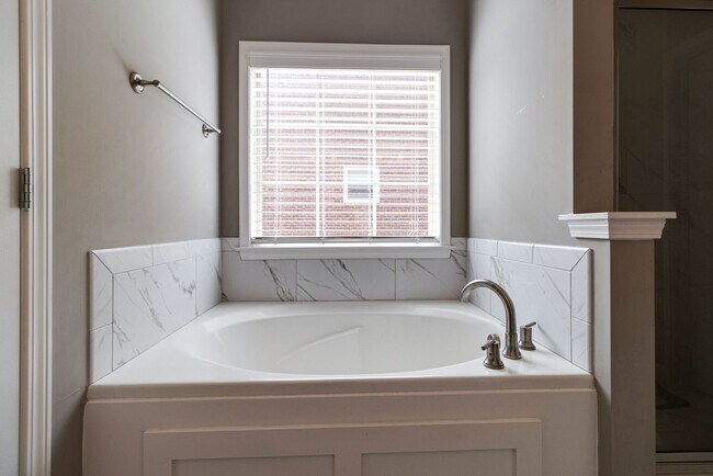 Building Photo - 4 Bedroom, 3 Bath Home w/ Backyard and 2 Car Garage