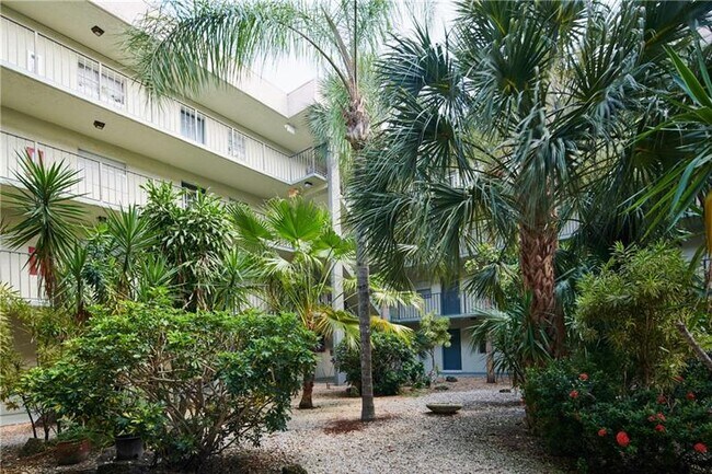 Building Photo - 1830 N Lauderdale Ave