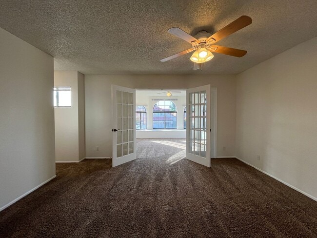 Building Photo - MOVE-IN READY 4+2.5 w/family room + large primary suite!
