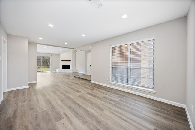 Building Photo - 8826 Tanager St