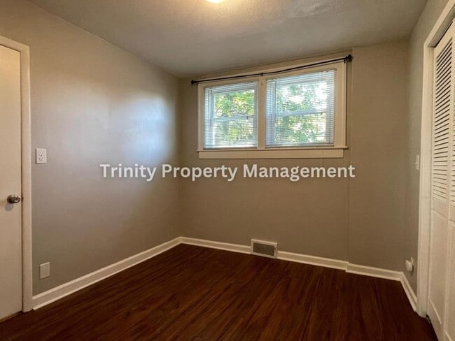 Building Photo - 309 Hedge St