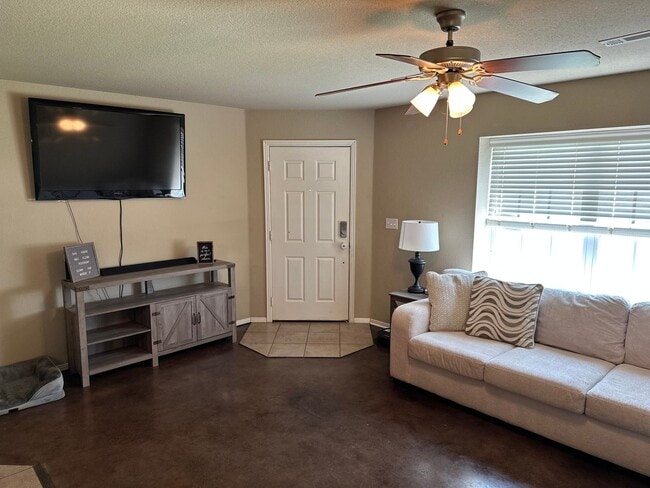 Building Photo - Available August 1st!  3-Bedroom, 2-Bathro...