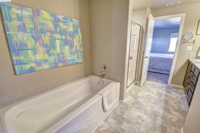 Building Photo - Immaculant 4BD/2.5BA Single Family Home on...