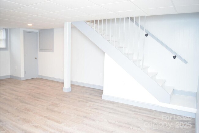 Building Photo - Available July 1st! $1950.00/month