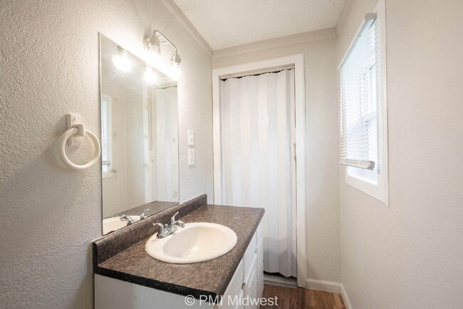 Building Photo - "Cozy 1-Bedroom Oasis in Greenfield – Perf...