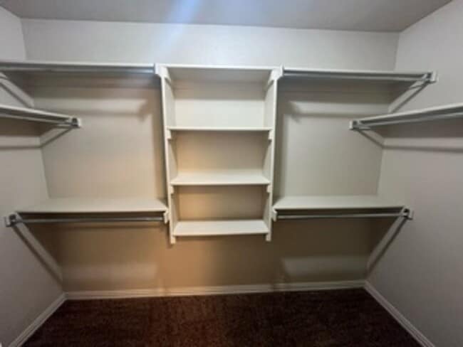 Building Photo - Convenient Location with easy access to So...