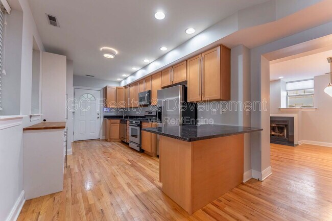 Building Photo - 816 W Sunnyside Ave