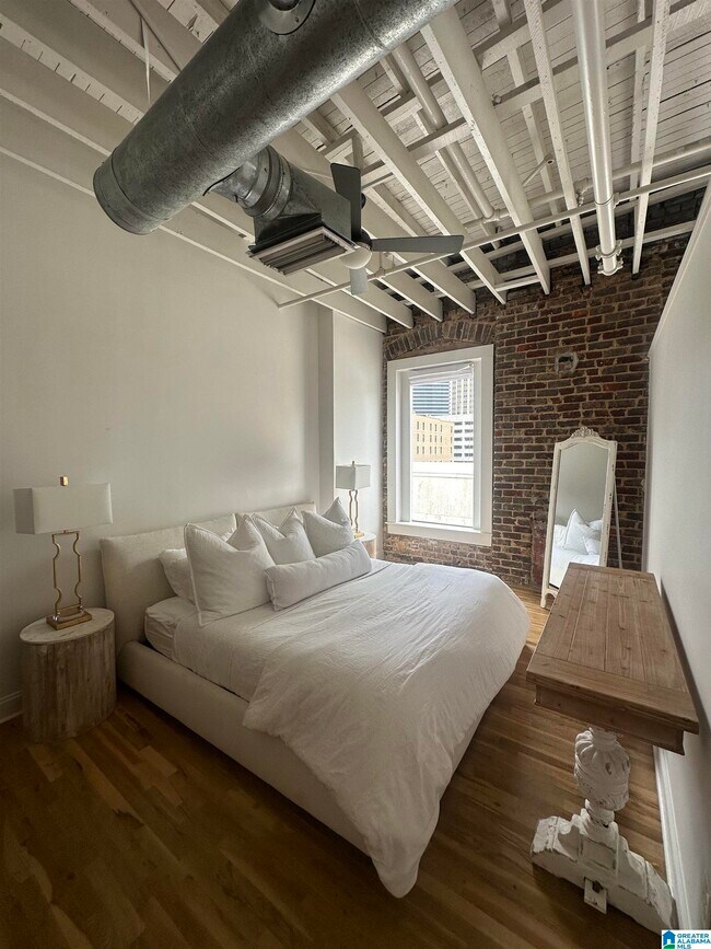 Building Photo - 300 20th St N