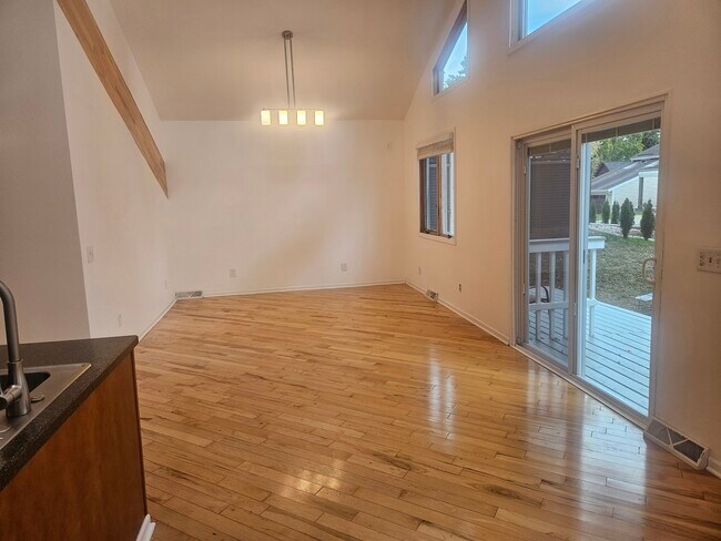 Great room, living room view - 4301 Quaker Trl NE