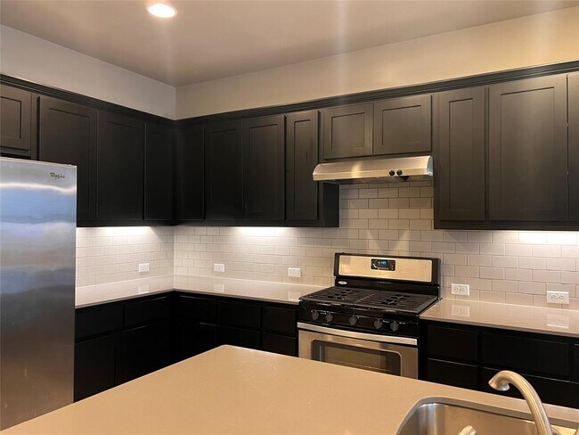 Building Photo - 13800 Lyndhurst St
