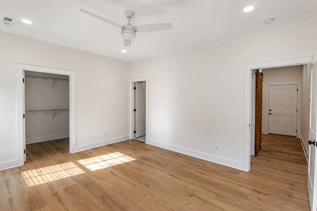 Building Photo - 511 Creekview Ln