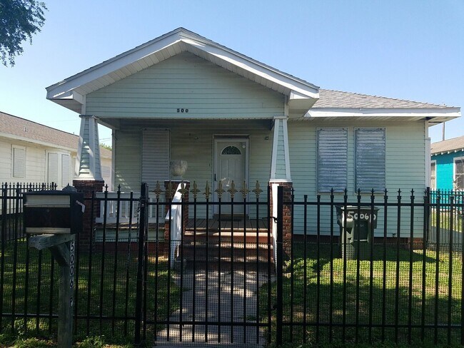 Primary Photo - 5006 Bernardo De Galvez Ave