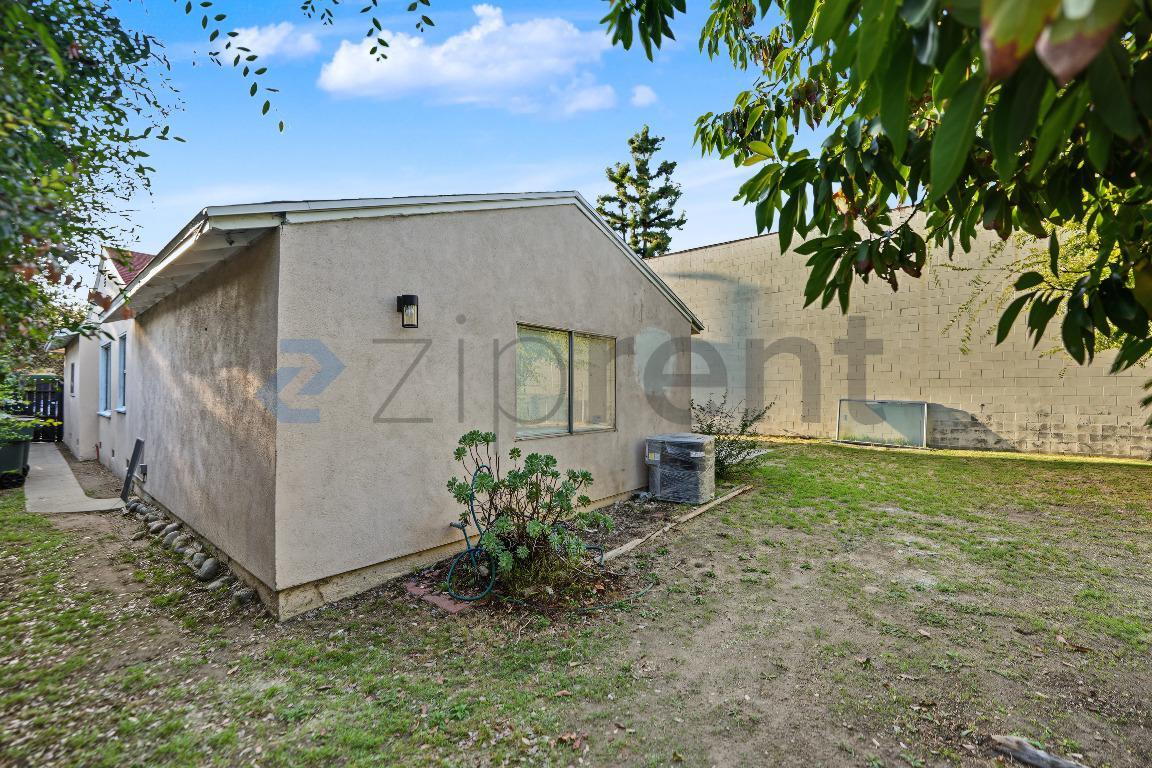 Building Photo - Unit