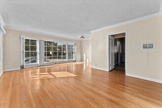 Building Photo - 5918 S Fairfax Ave