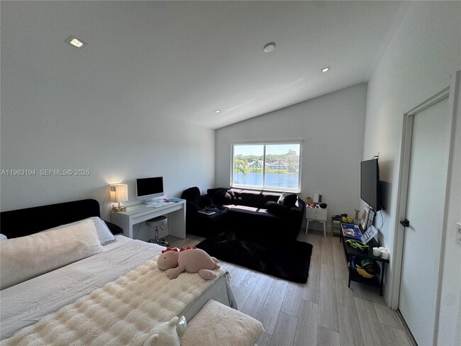 Building Photo - 4943 SW 33rd Way