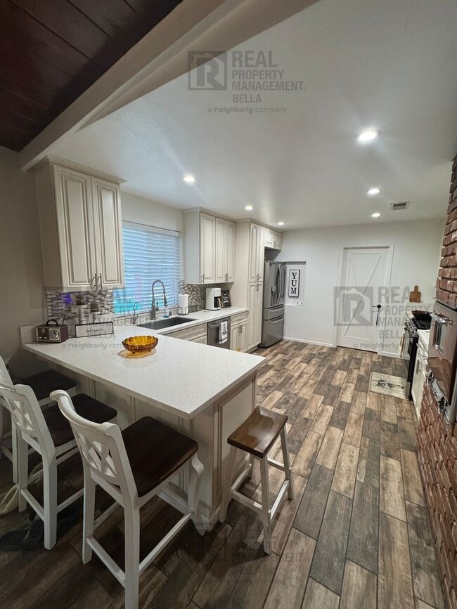 Building Photo - 3-Bed, 2-Bath Oasis in Hemet with Sparklin...