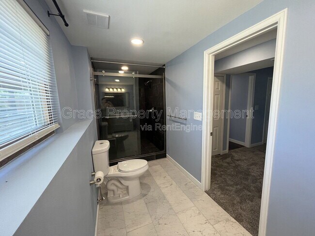 Building Photo - 3054 S Fraser St