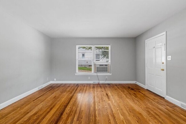 Building Photo - Adorable Duplex in the UNCG Area, Hardwood...