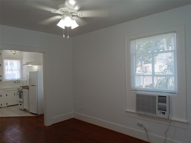 Building Photo - 2725 1/2 Bernardo De Galvez Ave