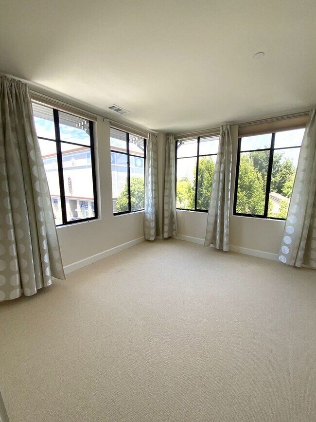 Building Photo - Modern Luxury Meets Prime Downtown Palo Al...