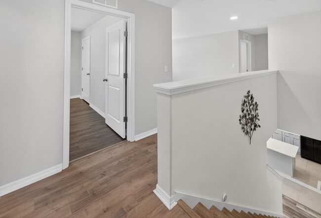 Building Photo - Stunning 5 bed/ 2 bath