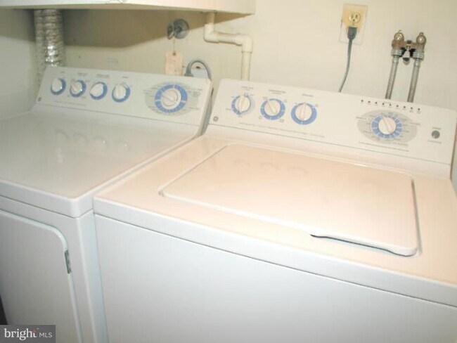 Building Photo - 15101 Glade Dr