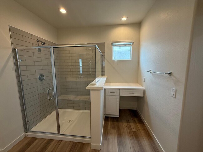 Building Photo - 624 N Vine St