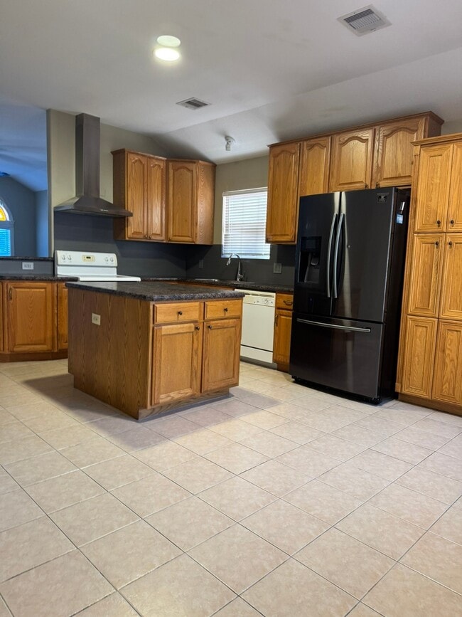 Building Photo - 34534 Lake Side Dr