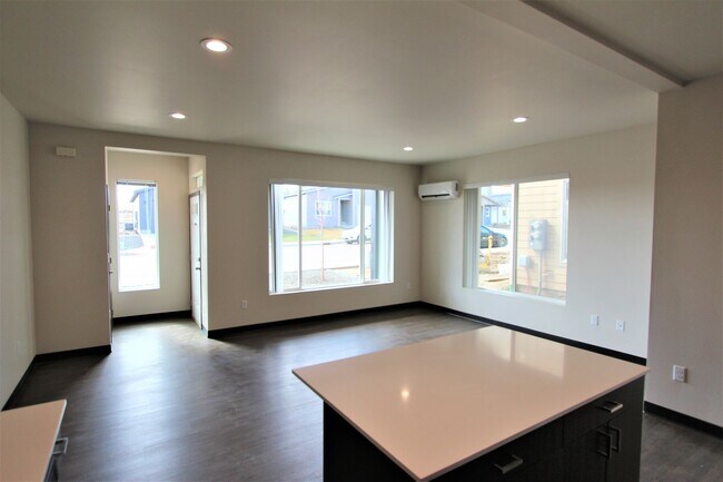 Building Photo - Modern design 3 bed, 2.5 bath duplex