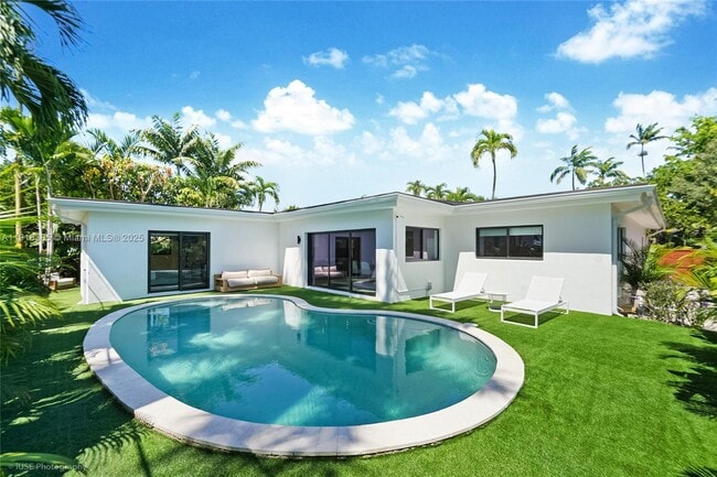 Building Photo - 1120 NE 86th St