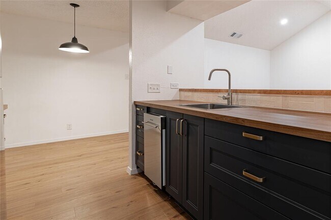 Building Photo - 100 Nicole Cove