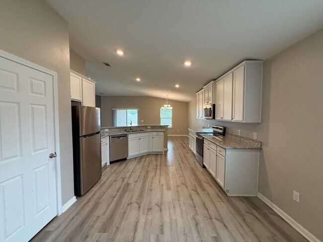 Building Photo - Beautiful 3 bedroom 2 bath brick craftsman home available for rent! POWER INCLUDED!