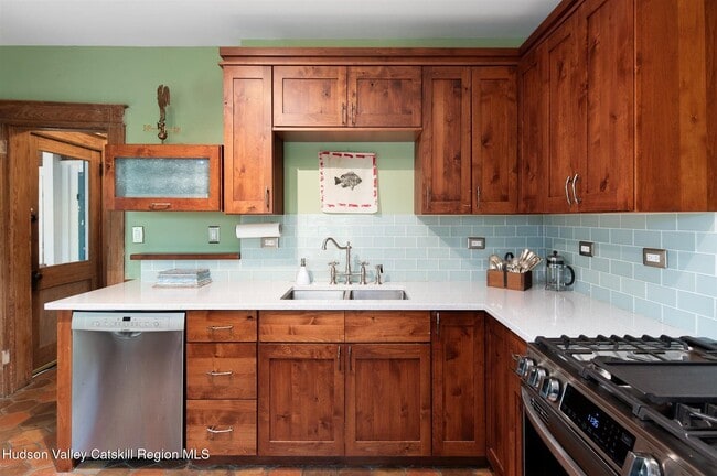 Building Photo - 703 Church Ave