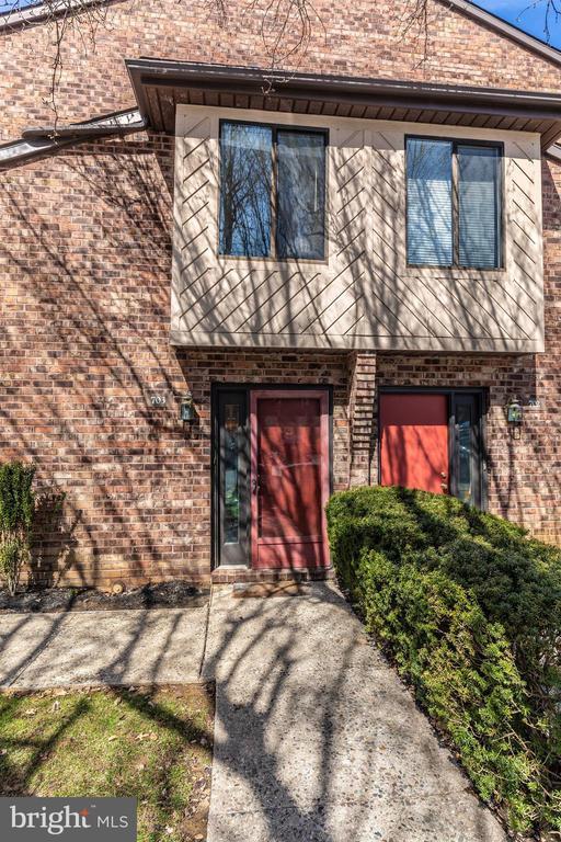 Building Photo - 703 Mountainview Dr