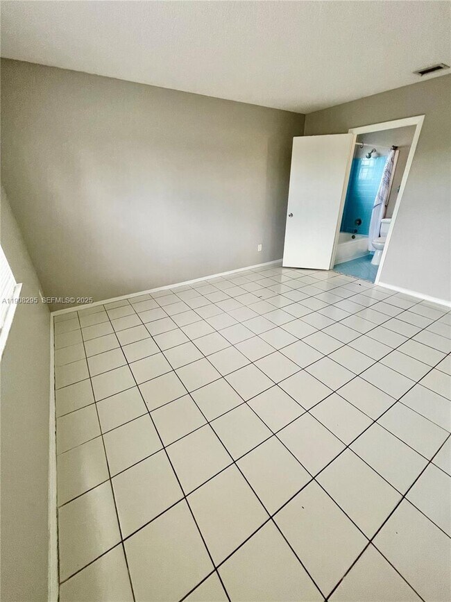 Building Photo - 5532 SW 22nd St