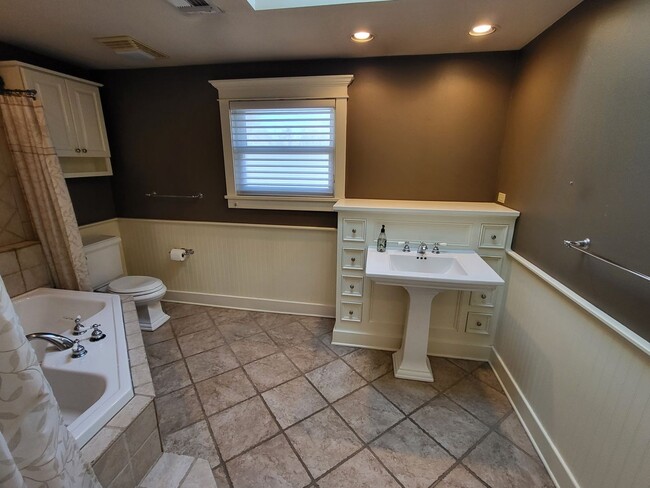 Building Photo - Gorgeous 2 bedroom 1 bathroom house with z...