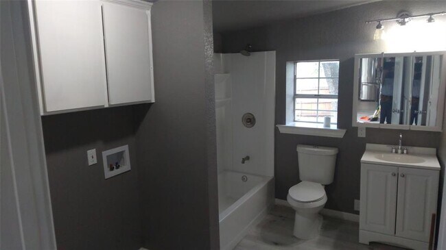 Building Photo - 7366 Meadowbrook Dr