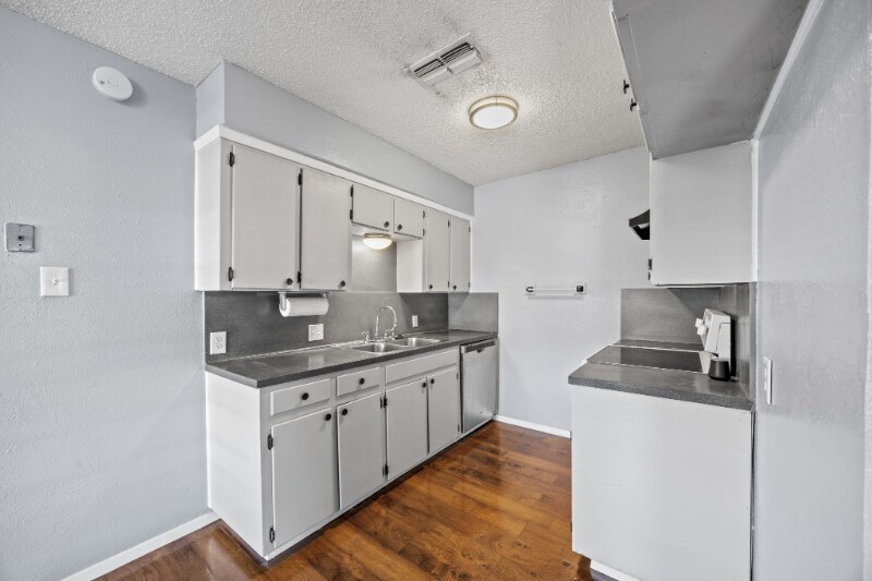 Building Photo - 2208 Viewtop Ln